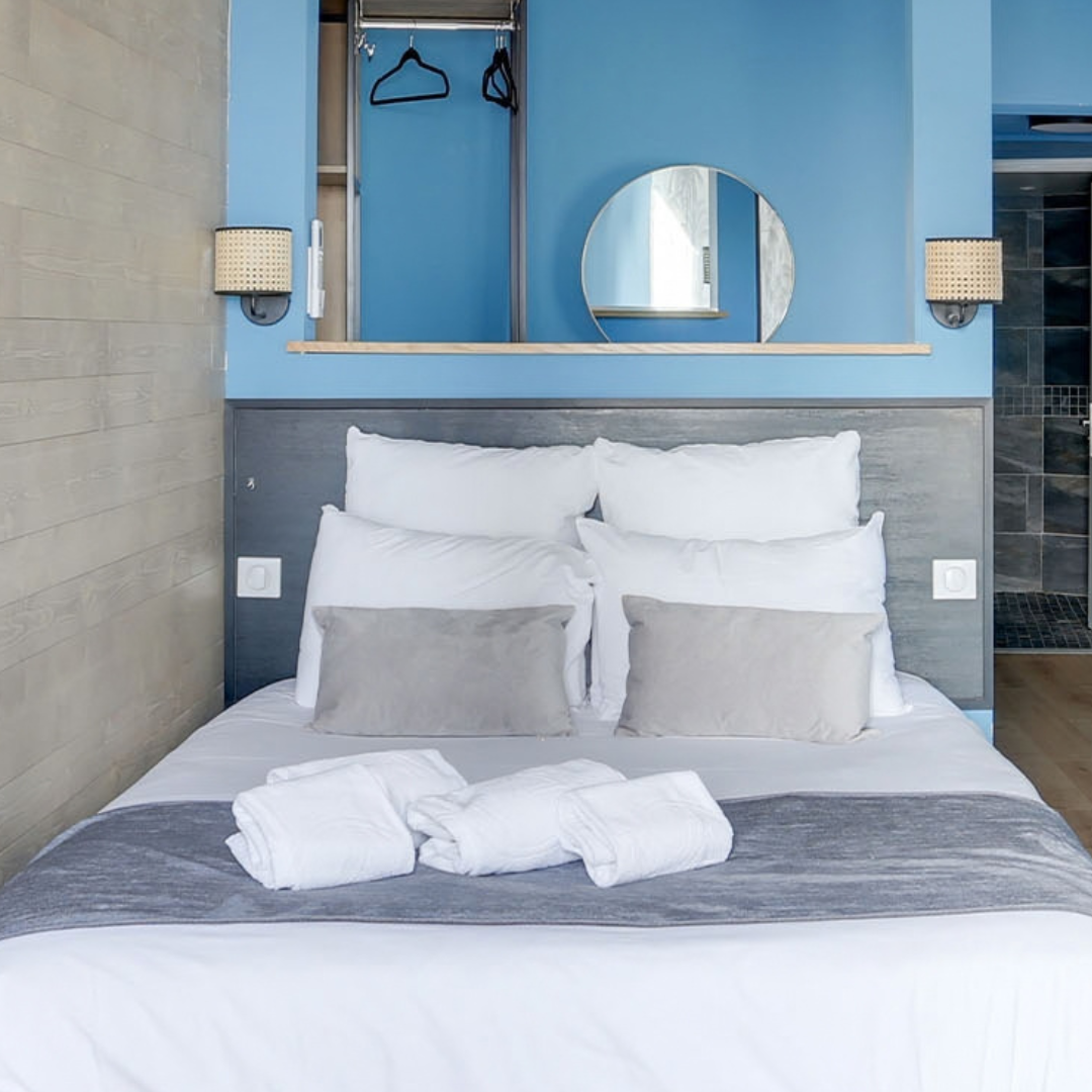 Chambre bleue rénovée d'hôtel