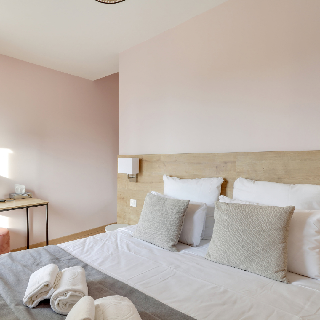 Chambre pastel rénovée d'hôtel