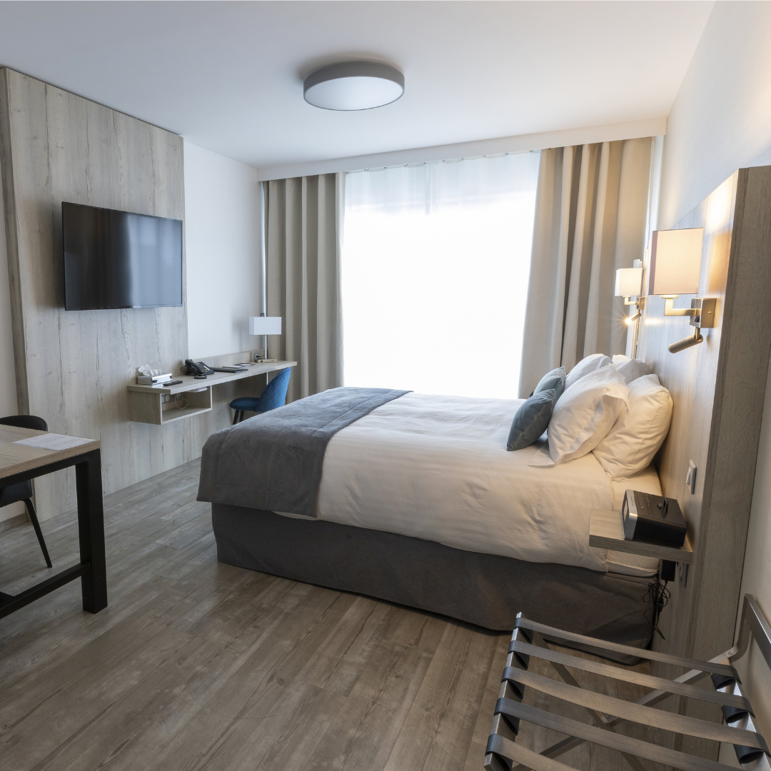Suite rénovée de l'Hôtel Les Terrasses du Port